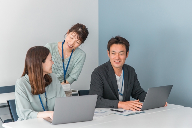 新入社員の定着率を上げるには?離職を防ぐための7つの施策と実践方法|研修と評価制度で企業の組織力を向上させる|経営サポートナレッジメディア